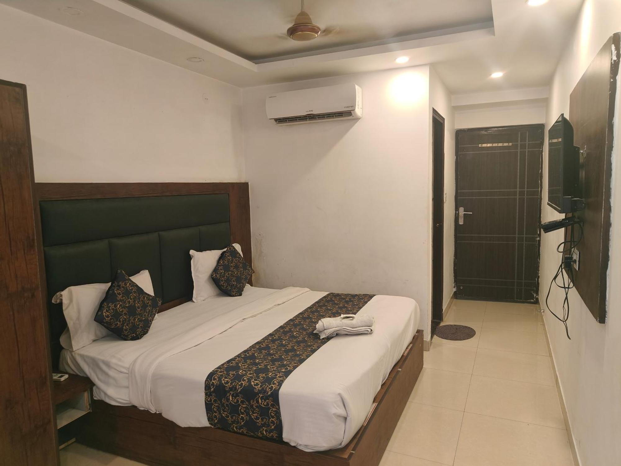 Caves Delhi Airport Guest house *
